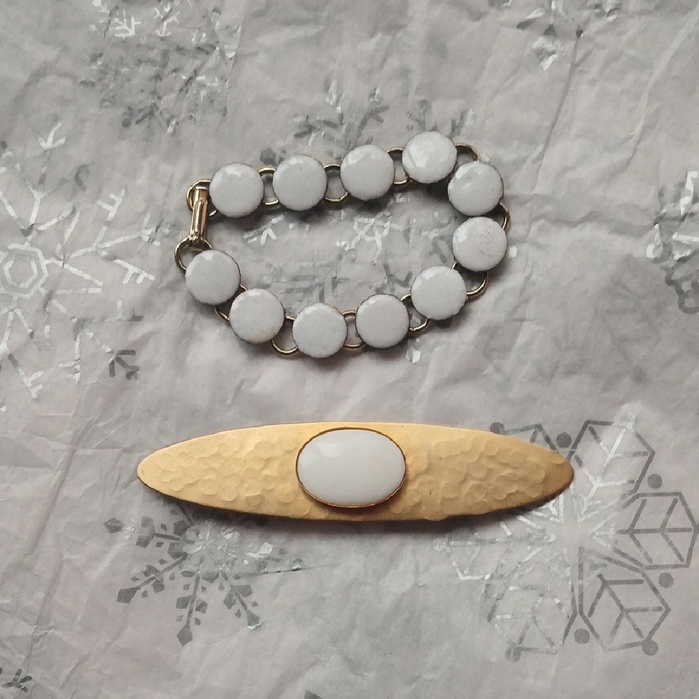 🍊3/$15🍊 Elegant Gold and White Bracelet and Pin Set